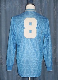 Uniformes dos Anos 90 - Laurent Blanc de esparadrapo na mão numa camisa  napolitana chacoalhada como um espirro do Vesúvio.